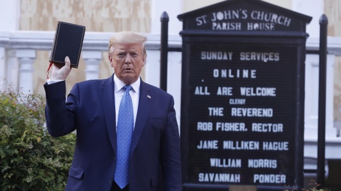 Perché Trump sta vendendo migliaia di Bibbie personalizzate