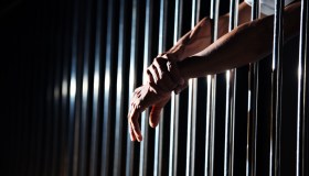 Ddl sicurezza, nuovi reati approvati: madri detenute e carcere per i blocchi stradali