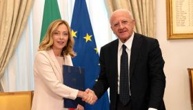 Più soldi per la Campania, Meloni e De Luca firmano l’accordo da 3,4 milioni di euro