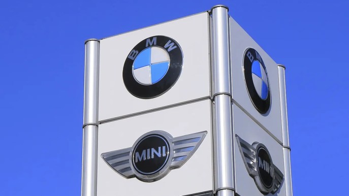 Bmw richiama 1,5 milioni di auto per difetto ai freni e abbassa le stime 2024: crollo in Borsa