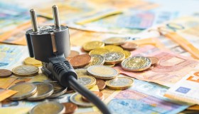 Mercato libero dell’energia, italiani in confusione: scelte errate e bollette più care del 15%