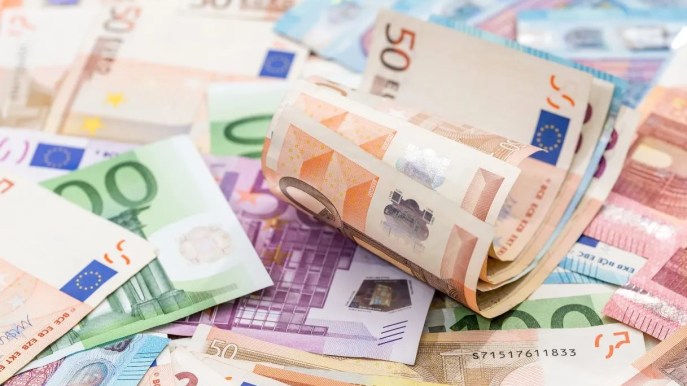 Bonus Natale da 100 euro ma solo su richiesta: come fare domanda e chi può ottenerlo
