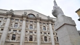 Borse, Piazza Affari in positivo grazie alle banche: crolla l’indice Zew in Germania