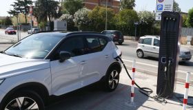 Crisi auto elettriche, in Italia sempre meno persone vogliono comprarle: i dati