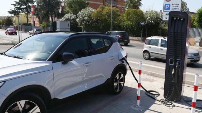 Crisi auto elettriche, in Italia sempre meno persone vogliono comprarle: i dati
