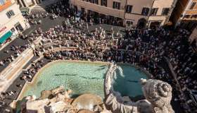 Fontana di Trevi a numero chiuso e a pagamento: Roma contro l’overtourism