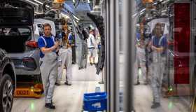 La crisi dell’auto, dal crollo delle elettriche alla decisione choc di Volkswagen