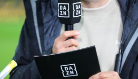 Dazn diffidato da Agcom e il Piracy Shield traballa, chi guadagna col “pezzotto” vive sereno