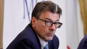 Giorgetti chiede “sacrifici per tutti” sulla Manovra 2025 e annuncia tasse sui profitti