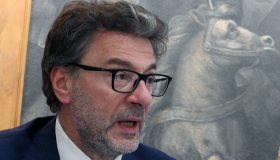 Giorgetti prepara i tagli in manovra, ma non alla sanità: nel mirino Comuni e Pa