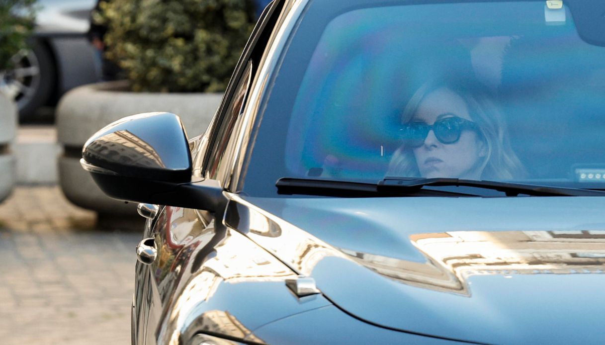 Servono risorse per la Manovra 2025, tagli ad auto blu e trasferte dei politici