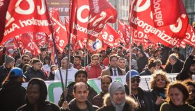 Picchiati e minacciati i lavoratori in sciopero a Prato, reagisce il distretto del tessile