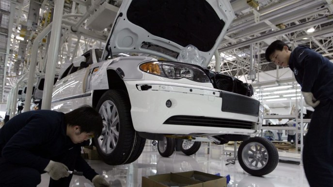 La Commissione Ue introduce dazi sulle e-car cinesi: il rischio di una guerra commerciale