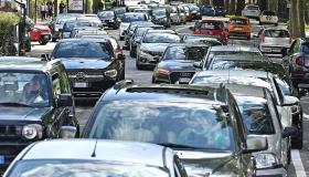 Addio agli incentivi auto per il 2025, il governo li taglia per finanziare la Difesa