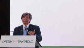 Intesa Sanpaolo rivede guidance 2025 dopo crescita a doppia cifra profitti