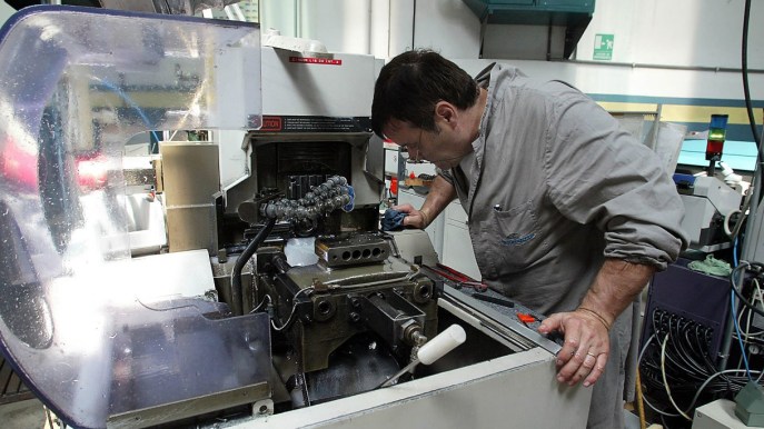 Contratto metalmeccanici, Federmeccanica propone un premio di 700 euro: no dei sindacati
