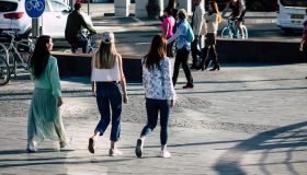 Doom spending, la corsa allo shopping che riflette le paure di una generazione sotto pressione