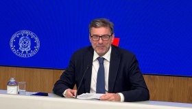 Giorgetti in conferenza stampa: “Aiuti, bonus e niente aumento delle tasse in Manovra”