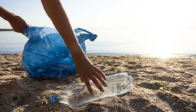 Inquinamento da plastica, come ridurlo del 96% entro il 2040, il rapporto Ocse