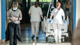 Mascherine di nuovo obbligatorie negli ospedali, scatta difesa contro influenza e Covid