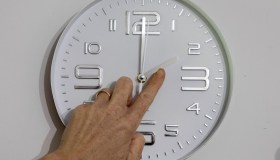 Cambio ora legale, torna la solare. Quando spostare le lancette e come