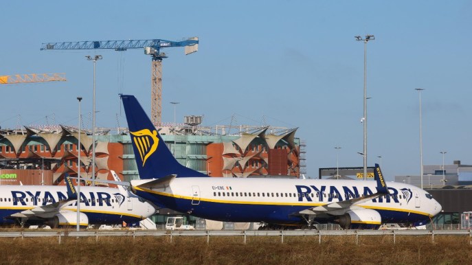 Ryanair rivede le tariffe per i bagagli a mano: ecco come cambiano i costi
