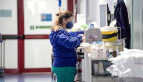 Meloni e medici allo scontro, in Manovra pochi soldi alla sanità e rischio protesta