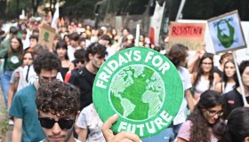 Sciopero per la giustizia sociale e climatica, oggi scendono in piazza i Fridays for Future