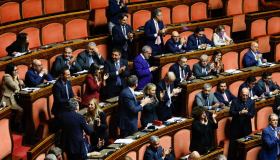 Il ddl contro la maternità surrogata è legge, tra applausi e proteste: bagarre in Senato