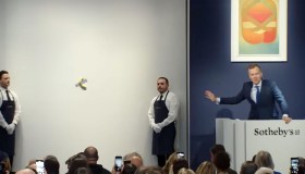 Justin Sun mangia la banana di Cattelan, valeva 6,2 milioni di dollari