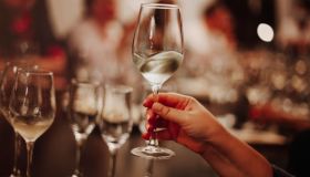 Crisi del vino in Italia, perché il primato mondiale è a rischio: come sta andando il mercato