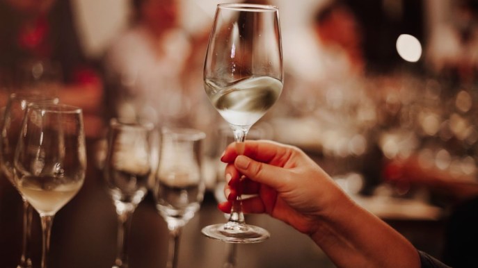 Crisi del vino in Italia, perché il primato mondiale è a rischio: come sta andando il mercato