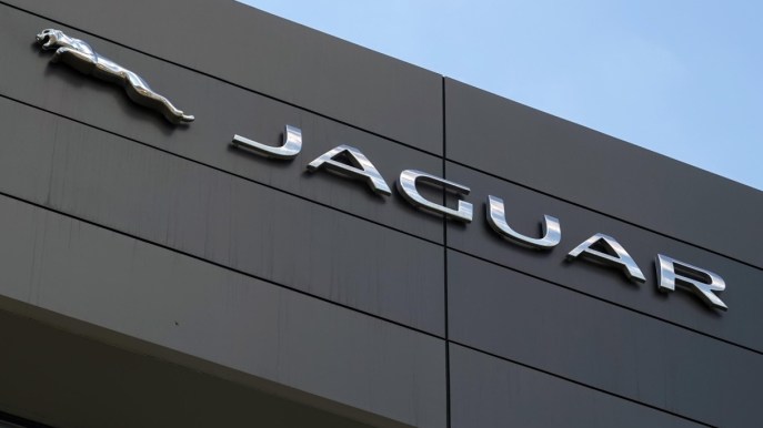 Jaguar svela il nuovo logo e punta sull’elettrico per superare la crisi dell’automotive