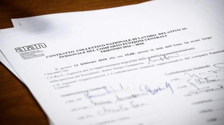 Nuovo contratto statali con aumento di stipendio e settimana corta ma i sindacati protestano