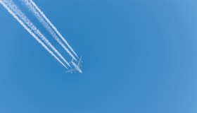 Emissioni, dimezzarle entro il 2040? Meno scie chimiche e nuove rotte per il 3% dei voli