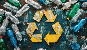 Il riciclo di plastica in Italia è sotto il 50%, per Greenpeace troppi rifiuti esportati