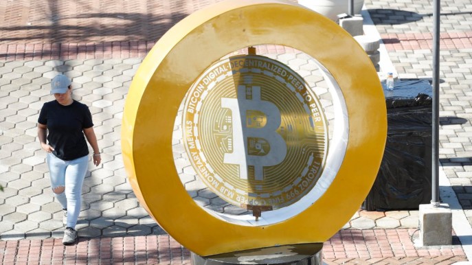 Bitcoin ancora da record sopra gli 81mila dollari, vale più di Meta e Tesla