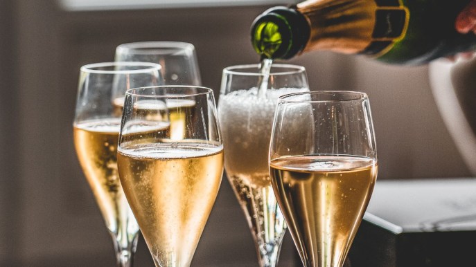 Tra le tendenze Natale 2024 dominano le bollicine: vendute 355 milioni di bottiglie
