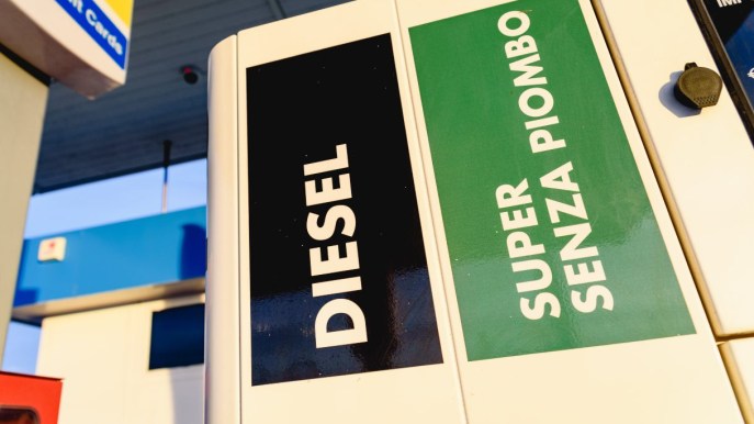Prezzi della benzina a rischio speculazione a Natale nonostante il petrolio in ribasso