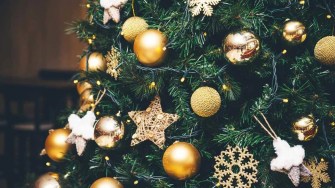 Natale tra luci e sprechi, come ridurre consumi, costi e impatto ambientale delle feste