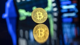 Bitcoin rompe il muro dei 100.000 dollari, il re delle criptovalute non si ferma