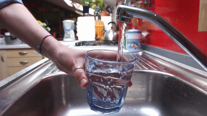 Bollette dell’acqua: Frosinone tartassata con 700 euro a famiglia, a Cosenza importi light