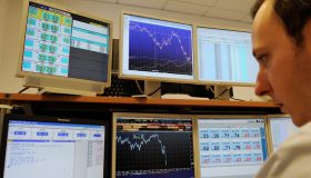 La Borsa del 16 dicembre, Milano negativa con il crollo del settore auto, bene Tim (+5,7%)