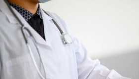 Fatturazione elettronica medici e dentisti, stop prorogato fino all’1 aprile 2025