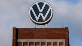 Accordo Volkswagen-sindacati: salve le fabbriche, 35mila uscite entro il 2030